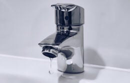 Dripping water faucet
